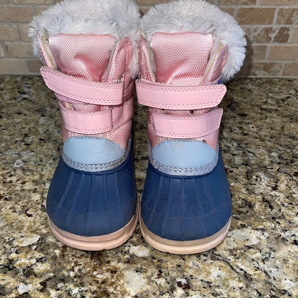 Good condition, size 8 kids snow boots! Osh Kosh pink, gray and blue!